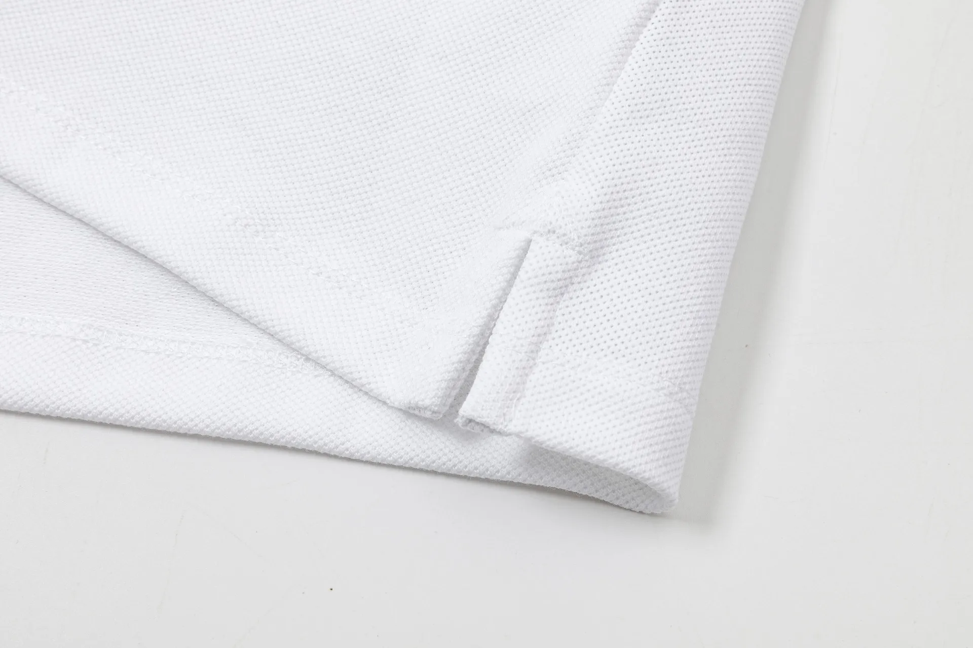 MONCLER POLO Polo ， 。Classic ， Moncler 。 ： Moncler 、 、 、 、 、 。 。 ：Black White Size：MLXLXXL